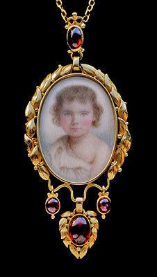BRITISH ARTS & CRAFTS (1880-1930) Locket with portrait miniature