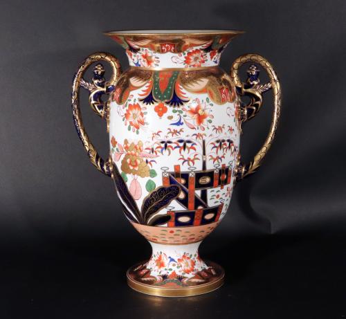 Spode Porcelain 967 Pattern Porcelain Large Chinoiserie Urn, Regency Period, Circa 1807-15.