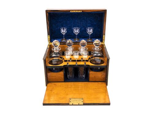 Overview of the Decanter Box with the contents showing