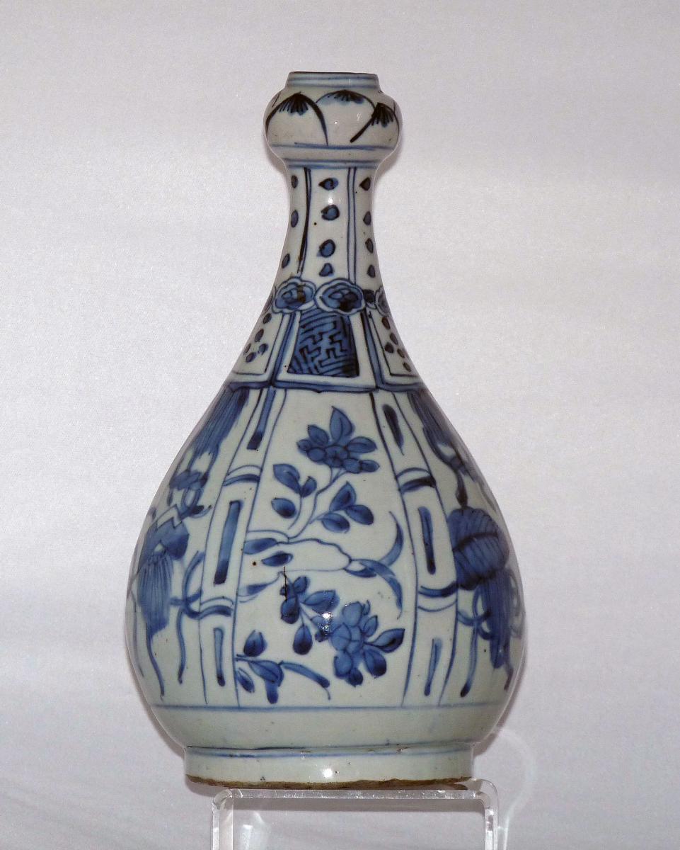 Ming Kraak Blue and White Porcelain Bottle Vase | BADA