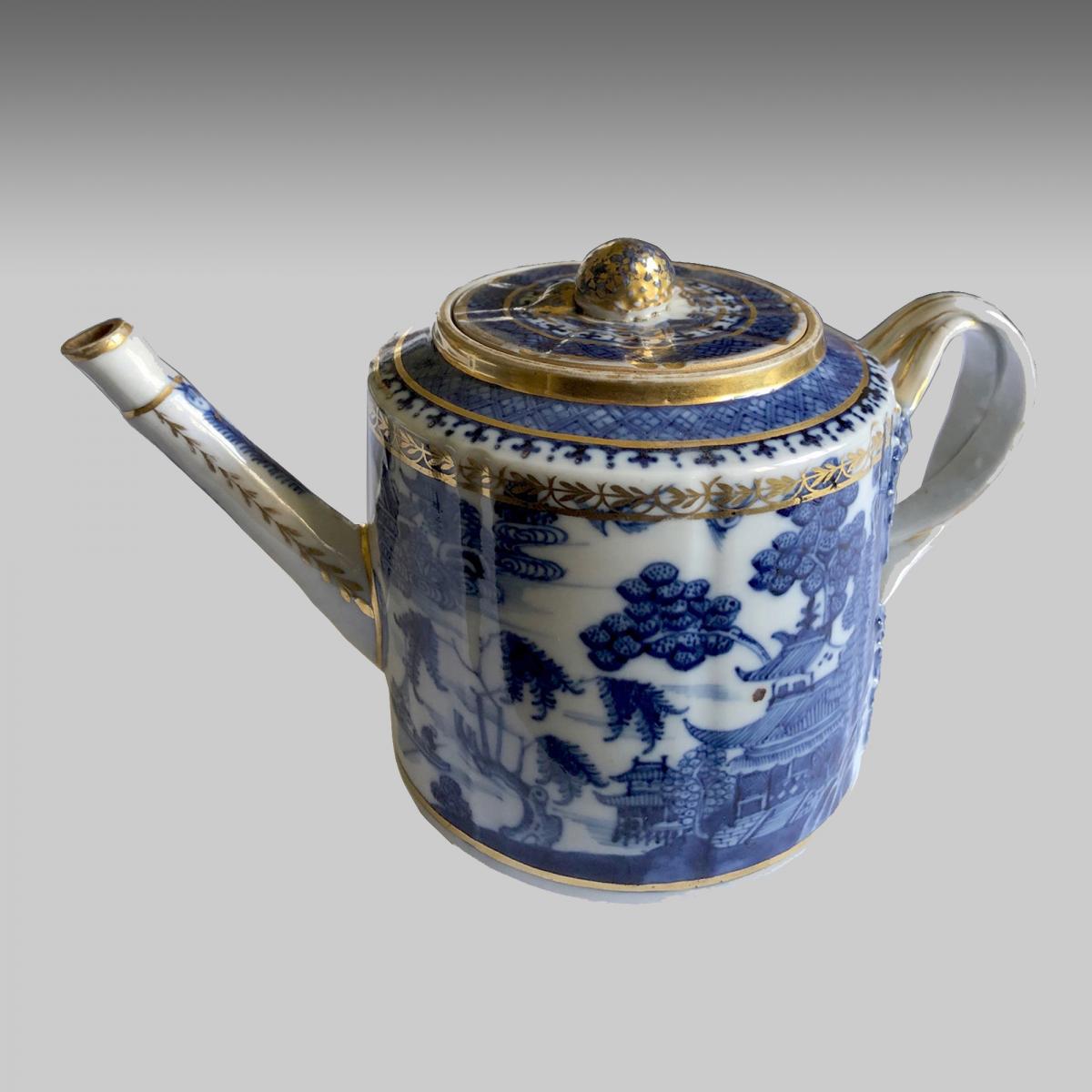 Chinese Export Nanking porcelain teapot | BADA