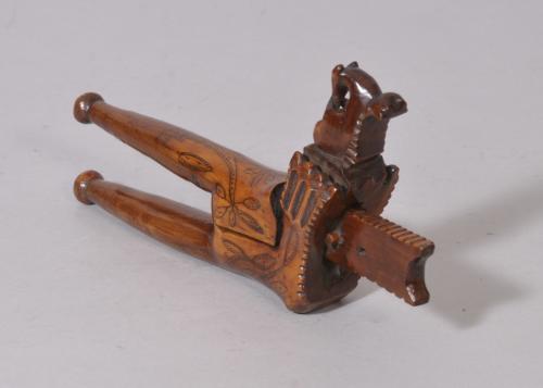 S/2529 Antique Treen 18th Century Yew Wood Lever Action Nut Cracker