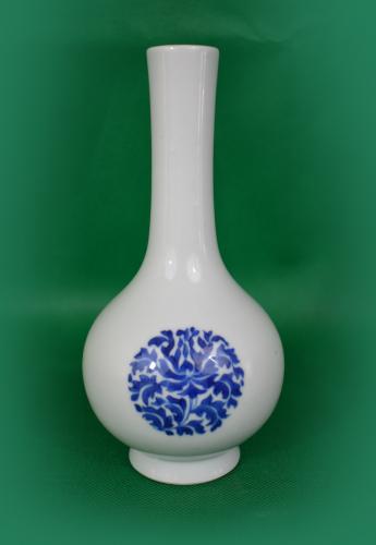 A blue and white pear-shaped vase Qing dynasty painted with lotus roundels. (5153)