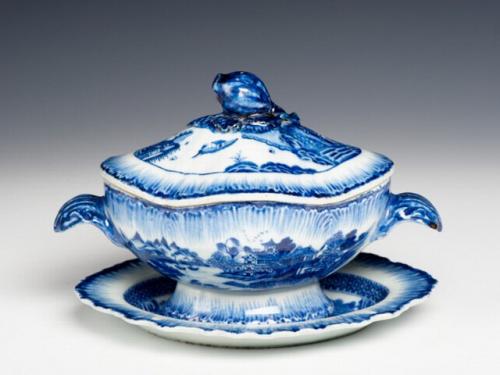 Chinese porcelain sauce tureen and stand, circa 1790, Qianlong reign