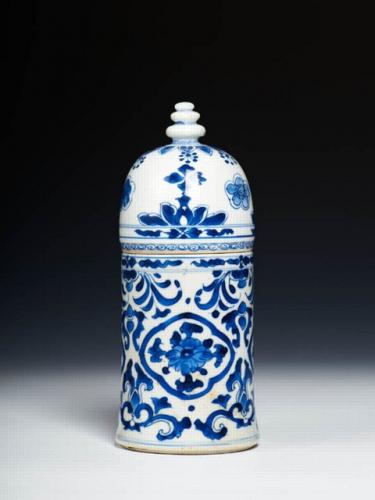 Chinese export porcelain tall box and cover, c. 1720, Kangxi reign, Qing dynasty