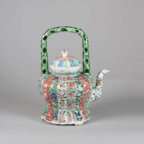 Chinese famille verte ribbed winepot and cover, Kangxi (1662-1722)