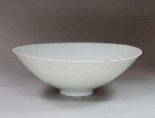 Chinese white glaze porcelain shallow bowl, 18th century