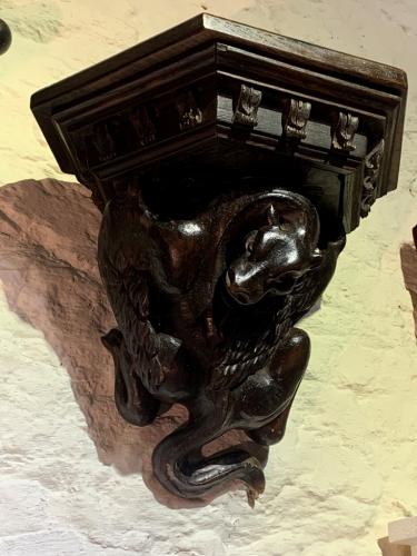 A WONDERFUL LATE 15TH/ EARLY 16TH CENTURY OAK CORBEL IN THE FORM OF A SALAMANDER. CIRCA 1500.