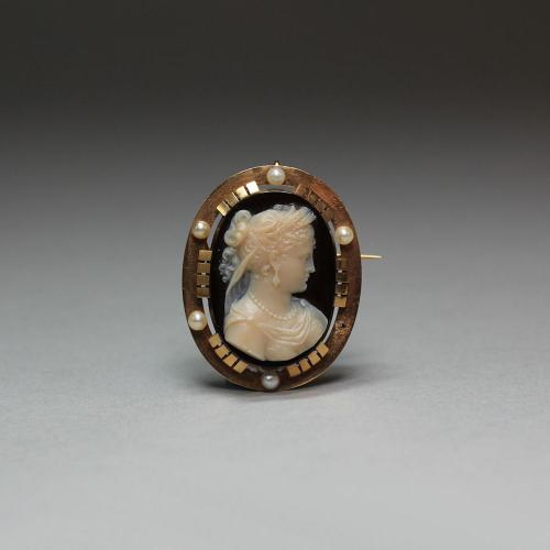 Fine gold mounted cameo brooch