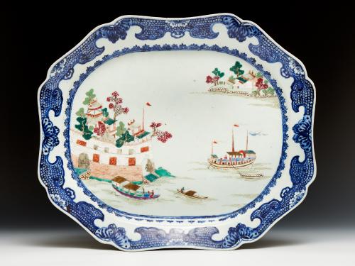 Massive dish in Chinese porcelain with the “Dutch folly fort”, Qianlong
