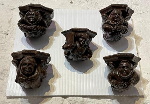  A RARE SET OF FIVE LATE 15TH/EARLY 16TH CENTURY CARVED OAK CORBELS. CIRCA 1520.