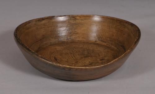 S/4532 Antique Treen Early 18th Century Sycamore Food Bowl