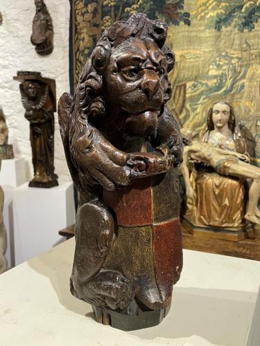  A LATE ELIZABETHAN CARVED AND POLYCHROMED LION NEWEL POST FINIAL. CIRCA 1600.