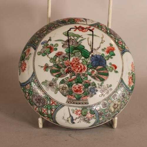 Kangxi period famille verte box and lid